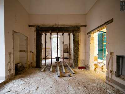Ai lati si sviluppano altre sei stanze, anch�esse colme di materiale edilizio: ospiteranno le camere da letto con annessi bagni, uno studio, una sala da pranzo e la cucina
